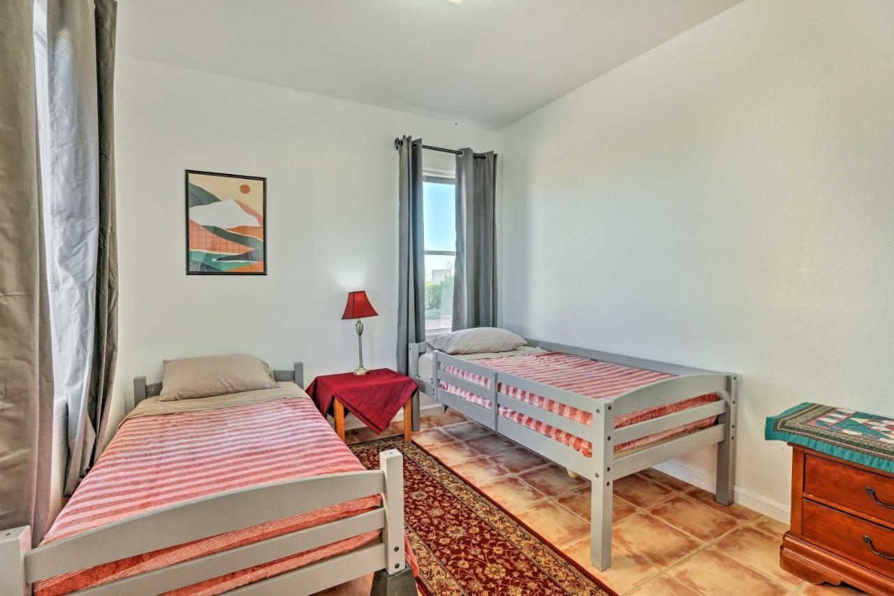 Cozy And Relaxing Eloy Apartment With Pool Access Exterior photo